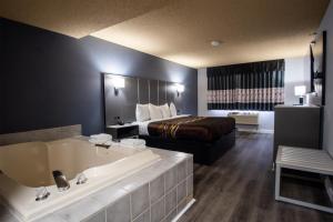 Postel nebo postele na pokoji v ubytování Coratel Inn and Suites By Jasper Eagan ST Paul Airport & Mall of America