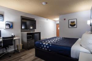 Postel nebo postele na pokoji v ubytování Coratel Inn and Suites By Jasper Eagan ST Paul Airport & Mall of America
