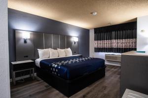 Postel nebo postele na pokoji v ubytování Coratel Inn and Suites By Jasper Eagan ST Paul Airport & Mall of America