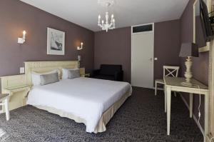 Postel nebo postele na pokoji v ubytování Hotel du Parc