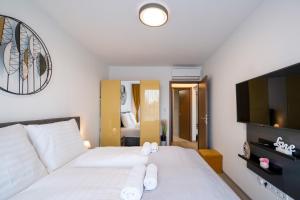 En eller flere senge i et værelse på MyFlat Coral 10 Premium Apartment + 28 billeder