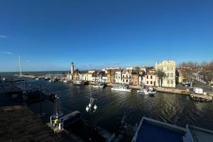 una vista di un fiume con barche al suo interno di Maisonnette de Plage sur les Toits Appart 1 chambre 1 mezzanine avec Vue a Le Grau-du-Roi Altre 28 foto
