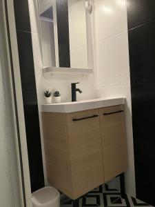 シャロン・シュル・ソーヌにあるCosy T2 centre-villeの洗面台、トイレ、鏡のあるバスルーム