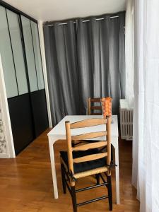 シャロン・シュル・ソーヌにあるCosy T2 centre-villeのテーブルと椅子