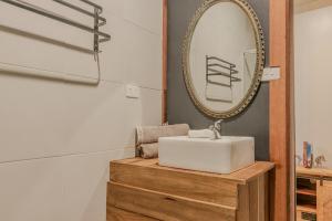 Bridge Moore Lodge في Bucca: حمام مزود بحوض ومِرآة +37 صورة