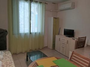 Μια τηλεόραση ή/και κέντρο ψυχαγωγίας στο Studio 1