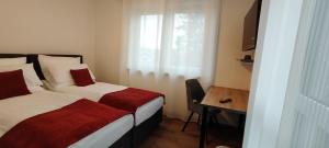 a bedroom with two beds and a desk and a window at Apartments Seibel Doppel-Zweibettzimmer mit Balkon in Reutlingen +25 photos