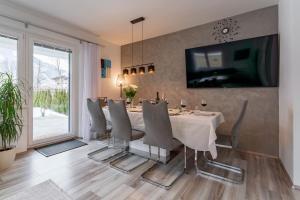 TV a/nebo společenská místnost v ubytování Apartments Kabashi 2 RIVER View
