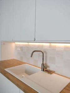 een aanrecht met een wastafel in de keuken bij Au coeur de la station balnéaire Au pied du port Bel Appartement contemporain Tout Équipé Lumineux et Calme Excellent emplacement in Bénodet