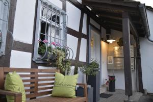 a bench sitting outside of a building with a window at Stilvolle Altbauwohnung, Apartment Träum & schön in Höhr-Grenzhausen