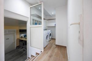 a laundry room with a washer and dryer in it at Villa Les Pierres Précieuses in Rémiré