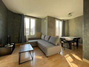 Posezení v ubytování Spacious apartment with balconies Downtown