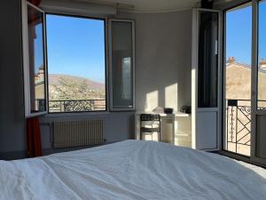 Postel nebo postele na pokoji v ubytování Spacious apartment with balconies Downtown