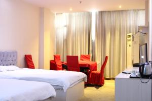 Giường trong phòng chung tại Wudangshan Daohe Inn