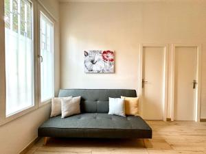 a living room with a blue couch and a window at Encanto Mediterráneo en Alicante in Alicante +18 photos