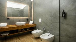 A bathroom at Porta e Alpeve