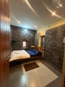 Postel nebo postele na pokoji v ubytování Elora Resort Wayanad