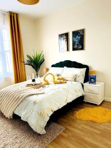 a bedroom with a king sized bed in a room at Beautiful Apartment on London Bridge! in London +9 photos