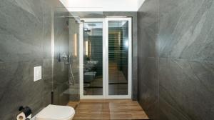A bathroom at Porta e Alpeve