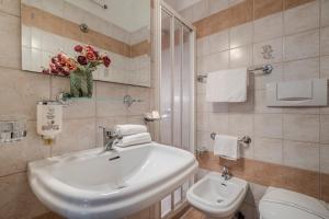 Koupelna v ubytování Hotel King