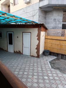 Budova, kde se hostel nachází + 8 fotografií