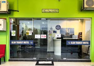 セパンにあるALAN TRANSIT MOTEL - Kliaの緑壁の看板入り店