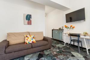 una sala de estar con un sofá y una mesa en Foresteria Buenos Aires, en Milán