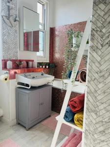 a bathroom with a sink and a mirror at Central Apartment In London Bridge! in London