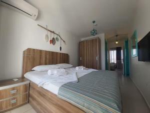 ein Schlafzimmer mit einem großen Bett, auf dem zwei Handtücher liegen in der Unterkunft Foça Mint Hotel in Foça