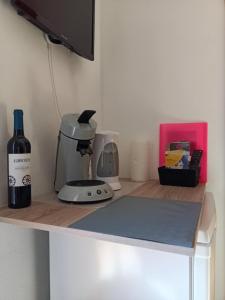 eine Theke mit einer Flasche Wein und einem Mixer in der Unterkunft B&B Casa Flamenga in Alte + 41 Fotos