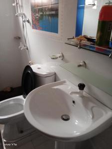 A bathroom at Sapugolla Family Resort