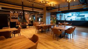 A restaurant or other place to eat at Porta e Alpeve