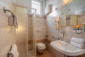 Koupelna v ubytování Hotel King + 37 fotografií