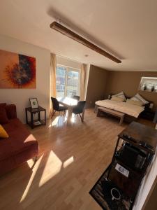 a living room with a bed and a table at Wohnung mit Küche Balkon Parkplatz in der Nähe von Heidelberg in Dossenheim