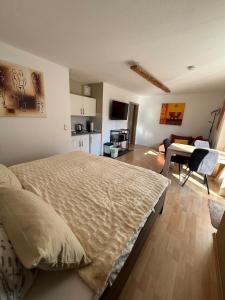 a bedroom with a bed and a living room at Wohnung mit Küche Balkon Parkplatz in der Nähe von Heidelberg in Dossenheim