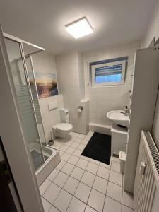 a bathroom with a shower toilet and a sink at Wohnung mit Küche Balkon Parkplatz in der Nähe von Heidelberg in Dossenheim