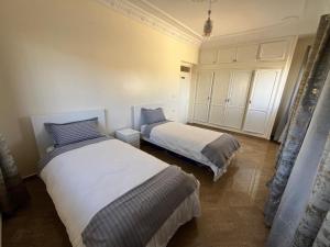 Postel nebo postele na pokoji v ubytování Villa a oued alien