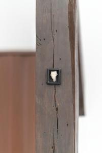 una porta di legno con un buco di Wyjątkowe Jasne Studio w Centrum Poznania by Noclegi Renters a Poznań