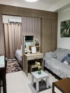 マニラにあるShore 2 RECIDENCES tower 1 Pasay manila moaのソファと鏡のあるリビングルーム