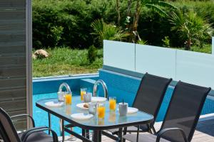 a table with drinks on it next to a pool at Kastro Suites in Lefkada