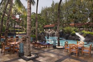 Bazén v ubytování Melia Purosani Yogyakarta nebo v jeho okolí