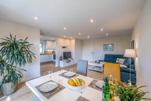 una cucina e un soggiorno con un tavolo e un divano di Ferienwohnung Luv a Gelting