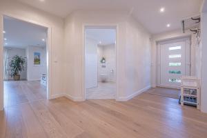 una stanza vuota con corridoio e servizi igienici di Ferienwohnung Luv a Gelting Altre 11 foto