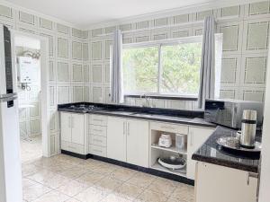 Η κουζίνα ή μικρή κουζίνα στο Conforto e Localização no Coração de POA SK1661