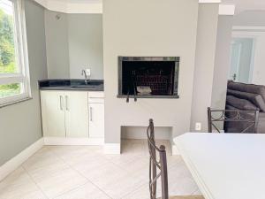 Η κουζίνα ή μικρή κουζίνα στο Conforto e Localização no Coração de POA SK1661 +15 φωτογραφίες