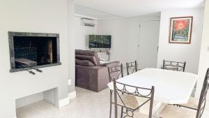 Χώρος καθιστικού στο Conforto e Localização no Coração de POA SK1661