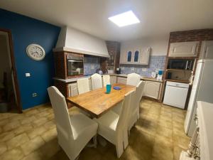 A kitchen or kitchenette at GITE CLARIMOR