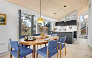 Η κουζίνα ή μικρή κουζίνα στο 2 Bedroom Gorgeous Home In Kalundborg