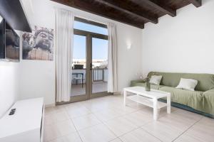 Χώρος καθιστικού στο Home2Book El Cotillo Duplex Apt, Coastal Paradise
