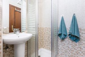 Ένα μπάνιο στο Home2Book El Cotillo Duplex Apt, Coastal Paradise +29 φωτογραφίες